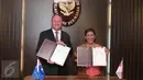 Menteri Pertanian dan Sumber Daya Air Australia, Hon Barnaby Joyce dan Menteri Susi Pudjiastuti memperlihatkan MoU kerjasama, Jakarta, Rabu (7/10/2015). Indonesia dan Australia sepakat memberantas praktik illegal fishing.(Liputan6.com/Angga Yuniar)