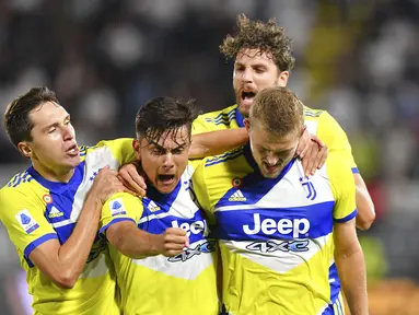 Bek Juventus, Matthijs de Ligt (kanan) bersama rekan setim merayakan gol yang dicetaknya ke gawang Spezia pada pekan kelima Serie A Liga Italia di Stadio Alberto Picco tuntas pada Kamis (23/9/2021) dini hari WIB. Juventus susah payah menang 3-2 di kandang Spezia. (Tano Pecoraro/LaPresse via AP)