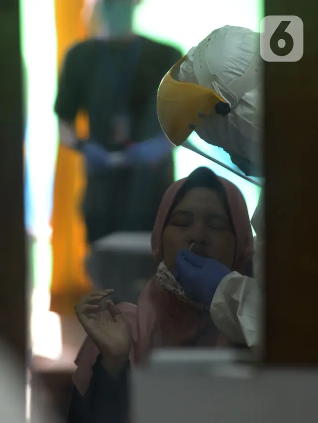 Puluhan Pedagang Pasar Burung Cipinang Kebembem Jalani Tes Swab