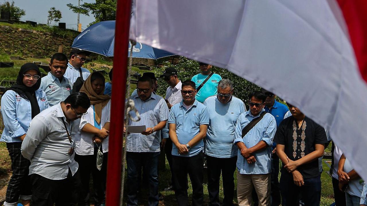 Laskar Trisakti 08 saat doa bersama dan tabur bunga di makam korban Tragedi 12 Mei 1998 di Tanah Kusir, Jakarta, Minggu (12/5/2024). (Liputan6.com/Angga Yuniar)