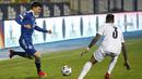 Pemain Bosnia-Herzegovina,  Josip Corluka berusaha melewati bek Italia, Emerson pada pertandingan UEFA Nations League di Grbavica Stadium, Sarajevo Bosnia, Rabu (18/11/2020). Italia menang 2-0 atas Bosnia-Herzegovina. (AP Photo / Kemal Softic)