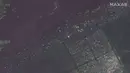 <p>Kombinasi foto yang disediakan oleh Maxar Technologies ini menunjukkan kondisi wilayah Krinky, Ukraina, sebelum banjir pada 15 Mei 2023 (atas) dan setelah banjir pada 7 Juni 2023. (Satellite image &copy;2023 Maxar Technologies via AP)</p>