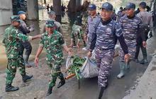 FOTO: Hari ke-4 Pasca Banjir Bandang, TNI AL Denpasar Terus Bantu Warga Bersihkan Kota
