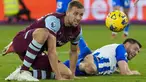 Gelandang West Ham United Tomas Soucek berebut bola dengan gelandang Brighton & Hove Albion James Milner pada laga pekan ke-20 Liga Inggris di London Stadium, Rabu (3/1/2024) dini hari WIB. (AP Photo/Kirsty Wigglesworth)