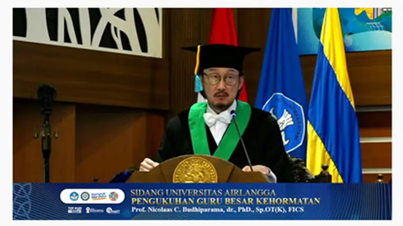 Nicolaas Budhiparama saat dilantik sebagai Guru Besar Kehormatan Universitas Airlangga, Senin (1/3/2022).