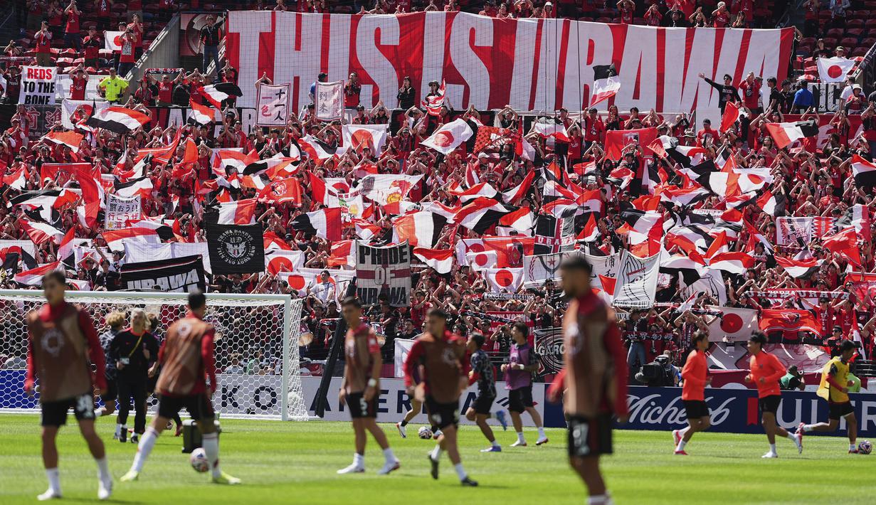 Suporter Urawa Red Diamonds membentangkan banner dan mengibarkan bendera menjelang laga Grup G Piala Dunia Antarklub 2025 melawan River Plate di Lumen Field, Seattle, Washington, Amerika Serikat, Rabu (18/06/2025). (AP Photo/Lindsey Wasson)
