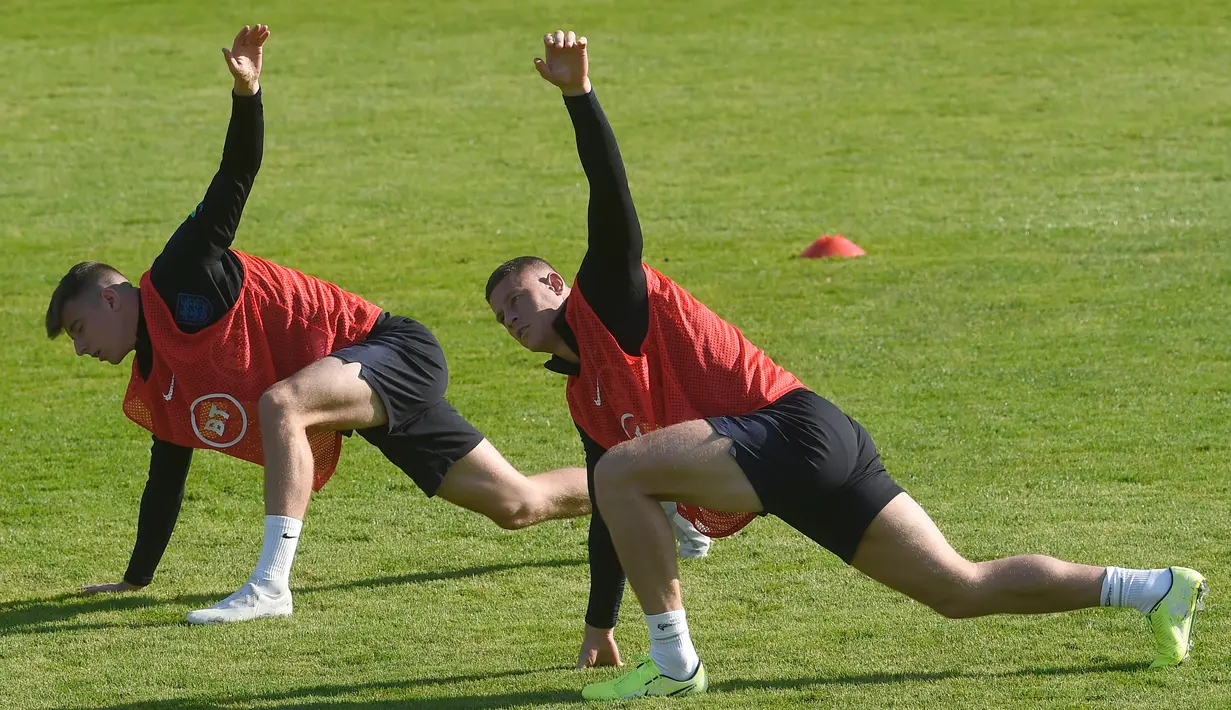 Para pemain Inggris saat mengikuti sesi latihan jelang menghadapi Bulgaria dalam lanjutan penyisihan Grup A kualifikasi Euro 2020 di Praha, Republik Ceko, Minggu (13/10/2019). The Three Lions berpeluang memastikan tiket ke Euro 2020 saat menghadapi Bulgaria. (Michal CIZEK/AFP)