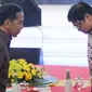 Presiden Joko Widodo atau Jokowi menyapa Menteri Koordinator Bidang Perekonomian Airlangga Hartarto (kanan) saat menghadiri Indonesia Banking Expo (IBEX) 2019 di Jakarta, Rabu (26/11/2019). (Liputan6.com/Angga Yuniar)