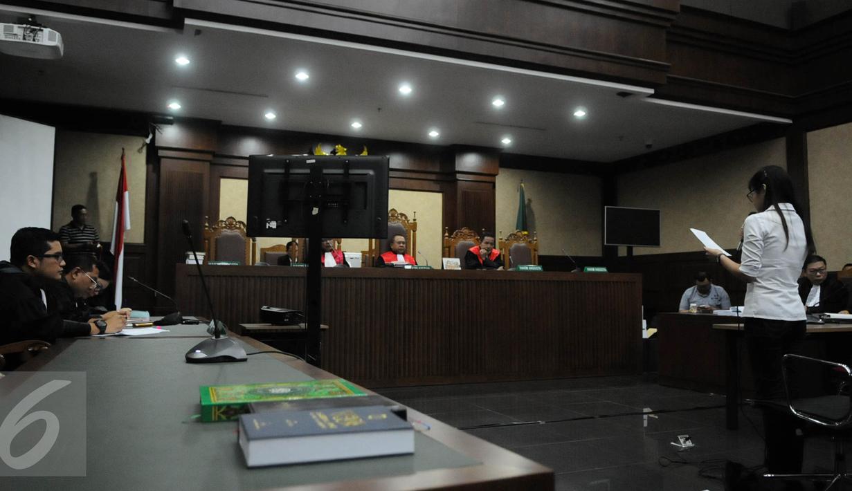 Terdakwa kasus dugaan pembunuhan Wayan Mirna Salihin, Jessica Wongso membacakan pledoi pada sidang lanjutan di PN Jakarta Pusat, Rabu (12/10). Sebanyak 3.000 halaman nota pembelaan dibacakan oleh Jessica Wongso. (Liputan6.com/Faizal Fanani)