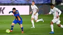 Dari kiri) Gelandang Real Madrid, Casemiro dan Toni Kroos menantang pemain depan Barcelona Lionel Messi pada pekan ke-30 Liga Spanyol di Estadio Alfredo Di Stefano, Minggu dinihari WIB (11/4/2021). Real Madrid kembali sukses taklukkan rival abadinya Barcelona 2-1. (JAVIER SORIANO / AFP)