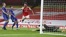 Striker Arsenal, Pierre-Emerick Aubameyang, melakukan selebrasi usai mencetak gol ke gawang Leicester City pada laga Premier League di Stadion Emirates, Selasa (7/7/2020). Kedua tim bermain imbang 1-1. (AP Photo/Shaun Botterill,Pool)