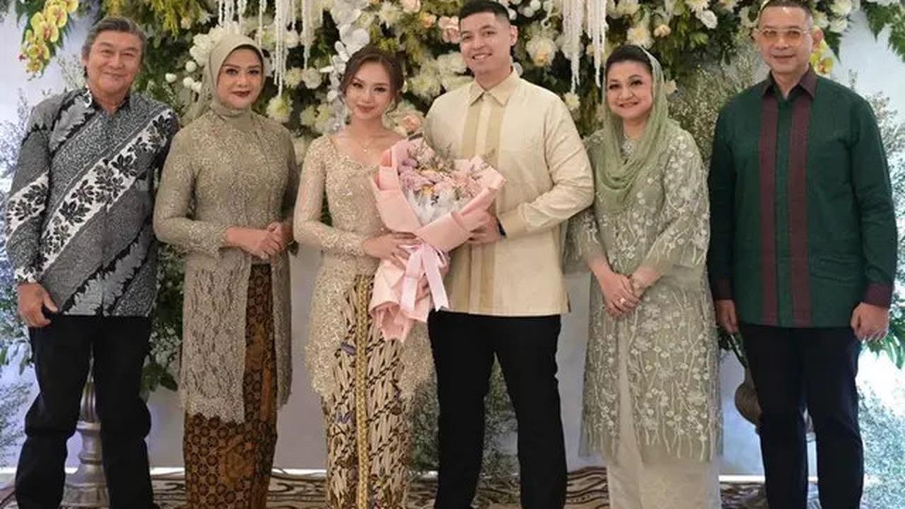 6 Pesona Putri Willy Dozan dan Betharia Sonata saat Tunangan, Sederhana Kenakan Kebaya Coklat