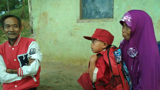 Kisah Jodi Bocah Pemungut Cengkeh Asal Kuningan Semangat Bersekolah