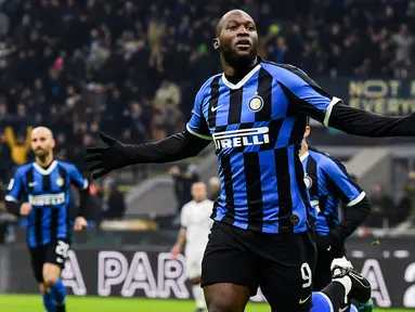 Striker Inter Milan, Romelu Lukaku, melakukan selebrasi usai membobol gawang Cagliari pada laga Coppa Italia di Stadion Giuseppe Meazza, Rabu (15/1/2020). Inter Milan menang 4-1 atas Cagliari. (AFP/Miguel Medina)