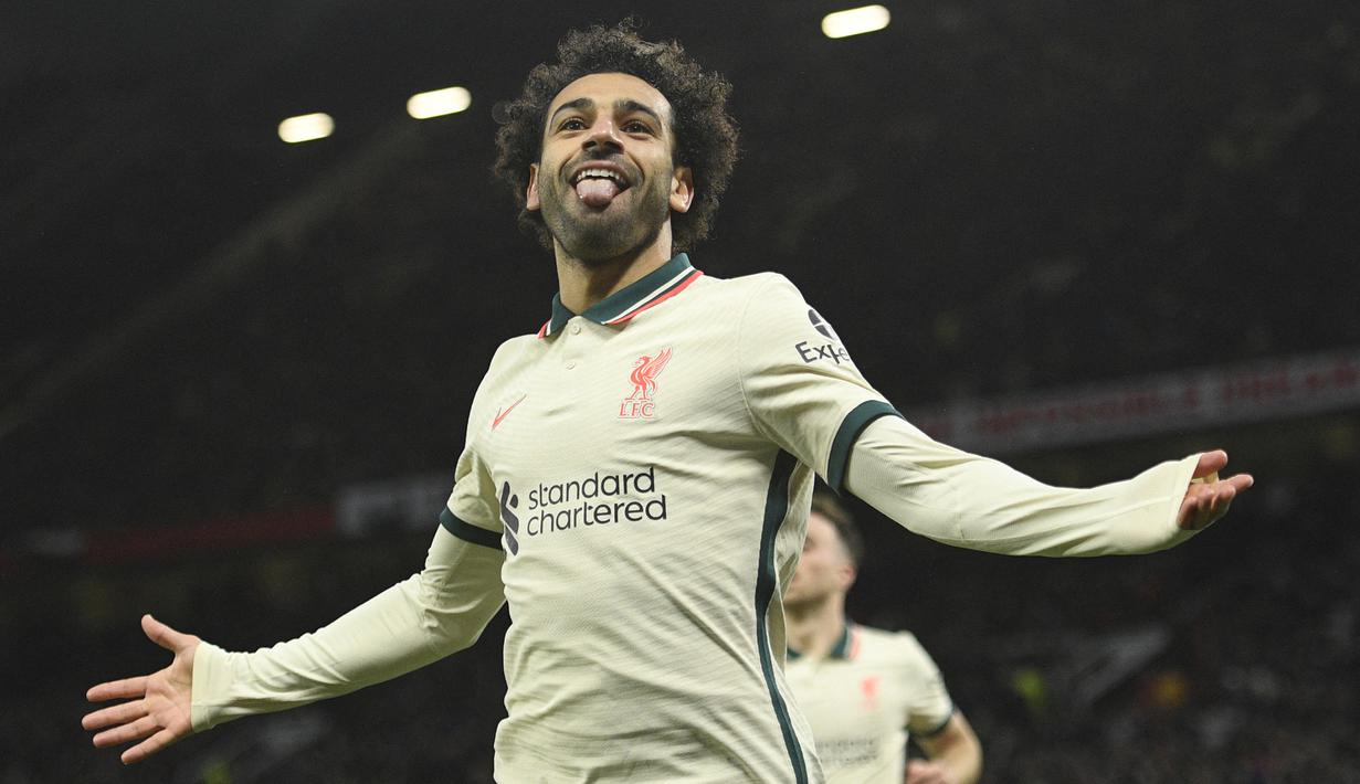 Mohamed Salah. Sayap Liverpool ini telah mencetak 10 gol di Liga Inggris dari 9 laga yang dijalani. Ia selalu tampil dalam seluruh 9 laga The Reds di Liga Inggris. Ia bersaing dengan striker Leicester City, Jamie Vardy yang menempati posisi kedua dengan 7 gol. (AFP/Oli Scarff)