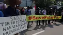 Warga Pulau Pari membentangkan spanduk saat melakukan aksi unjuk rasa di depan Pengadilan Negeri Jakarta Utara, Selasa (8/5). Dalam aksinya mereka menuntut dihentikannya Kriminalisasi terhadap nelayan. (Liputan6.com/Johan Tallo)