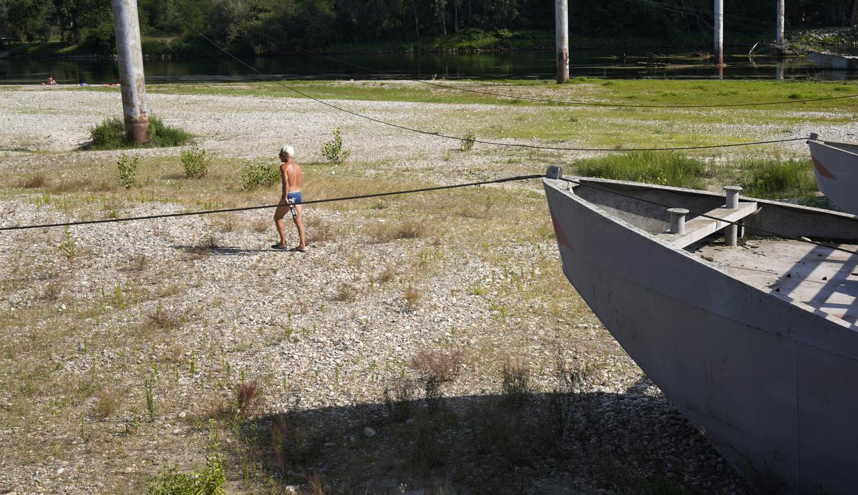 Di beberapa bagian Sardinia, Italia selatan,  suhu maksimum diperkirakan mencapai 40-45C, dibandingkan dengan rata-rata sekitar 32C. (AP Photo/Antonio Calanni)