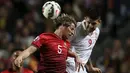 Penyerang Serbia, Aleksandar Mitrovic berebut bola udara dengan bek Portugal Fabio Coentrao pada kualifikasi Piala Eropa 2016 di stadion Luz, Lisbon, Minggu (29/3/2015). Portugal menang 2-1 atas Georgia. (REUTERS/Rafael Marchante)