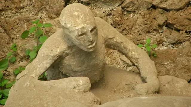 Jasad-jasad manusia yang berubah menjadi batu di Pompeii