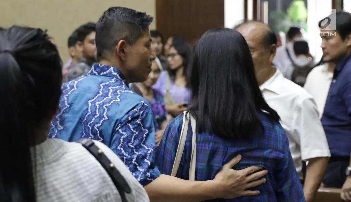 Terdakwa dugaan suap PT Krakatau Steel, Kurniawan Eddy Tjokro bersiap meninggalkan ruang sidang usai pembacaan vonis di Pengadilan Tipikor, Jakarta, Kamis (15/8/2019). Direktur PT Tjokro Bersaudara tersebut divonis 1 tahun 3 bulan penjara, denda sebesar Rp 100 juta. (Liputan6.com/Helmi Fithriansyah)