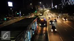 Sejumlah kendaraan melintas di Jalan MH Thamrin, Jakarta, Sabtu (31/12). Pemprov DKI Jakarta memutuskan meniadakan malam bebas kendaraan pada malam pergantian tahun 2016-2017 karena alasan keamanan. (Liputan6.com/Helmi Fithriansyah)