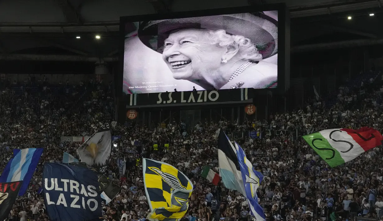 Tak hanya pertandingan yang melibatkan klub Liga Inggris, laga SS Lazio kontra Feyenoord di Liga Europa juga menampilkan gambar Ratu Elizabeth II pada 'big screen' stadion mereka sebagai duka atas meninggalnya sang ratu. (AP/Andrew Medichini)