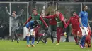 Para pemain Makedonia Utara merayakan kemenangan atas Italia pada pertandingan play-off kualifikasi Piala Dunia 2022 di stadion Renzo Barbera, di Palermo, Italia, Jumat (24/3/2022). Dengan hasil ini Italia gagal melaju ke putaran Piala Dunia 2022 Qatar. (AP Photo/Antonio Calanni)