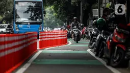 Pengendara melintasi rute sepeda di kawasan Jalan Tentara Pelajar, Patal Senayan, Jakarta, Kamis (20/10/2022). Jalur sepeda yang dibangun tahun ini terdiri dari jalur sepeda terproteksi atau dibatasi dengan stick cone sepanjang 40,06 km. (Liputan6.com/Johan Tallo)