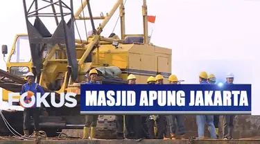 Gubernur Anies Baswedan menancapkan tiang pancang pertama untuk pembangunan masjid apung di Ancol, Jakarta Utara.