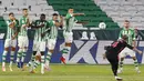 Bek Real Madrid, Sergio Ramos, melepaskan tendangan bebas ke gawang Real Betis pada laga La Liga di Stadion Benito Villamarin, Minggu (27/9/2020). Real Madrid menang dengan skor 3-2. (AP Photo/Angel Fernandez)