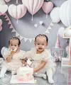 Pasangan Anisa Rahma dan Anandito Dwis baru saja merayakan ulang tahun anak kembarnya, Alsha dan Alma. Berikut potret anak kembar Anisa dan Dito yang genap satu tahun. Yang makin lucu dan menggemaskan. [Instagram/anisarahma_12]