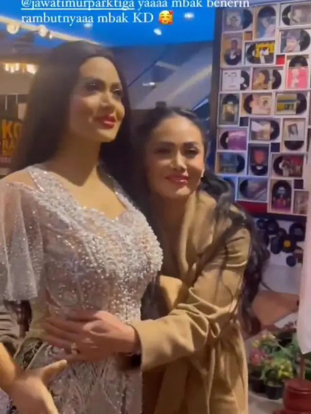 Momen Kris Dayanti Bertemu dengan Patung Dirinya, Persis Banget Bak Kembaran