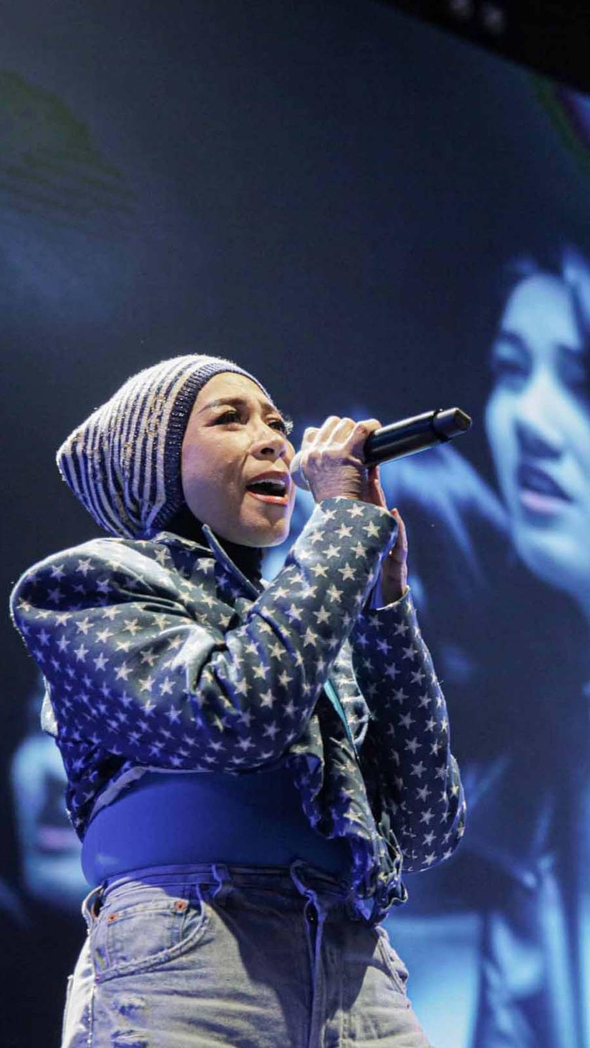 Dalam lagu tersebut, Melly Goeslaw menghadirkan mendiang Nike Ardilla dengan bantuan teknologi kecerdasan buatan (AI).