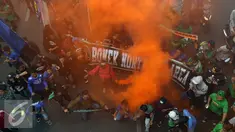 Pendukung Persebaya menyalakan suar di ruas jalan Padjajaran saat merayakan kembalinya klub mereka ke kompetisi PSSI, Bandung, Minggu (8/1). Berdasar putusan Kongres PSSI 2017, Persebaya 1927 kembali ke divisi utama. (Liputan6.com/Helmi Fithriansyah)