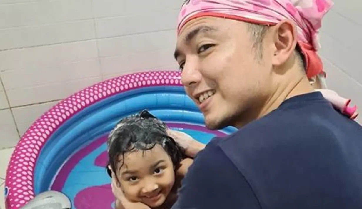 Usai bercerai dengan Liza Elly Juli 2018, Nicky Tirta menjadi single parent. Dalam putusan hakim, Nicky Tirta berhasil mendapat hak asuh anak bernama Naara Ellyna Tirta. Kini Nicky Tirta sangat menikmati momen penting sebagai seorang ayah dari Naara. (Liputan6.com/IG/nickytirta)