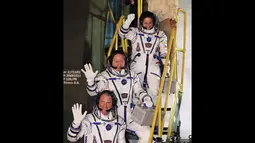 Awak Stasiun Luar Angkasa Internasional, Elena Serova, Barry Wilmore, Alexander Samokutyaev (dari atas ke bawah) bersiap naik pesawat ruang angkasa Soyuz TMA-14M  di Baikonur Cosmodrome, Kazakhstan, (26/9/2014). (REUTERS/Yuri Kochetkov/Pool)