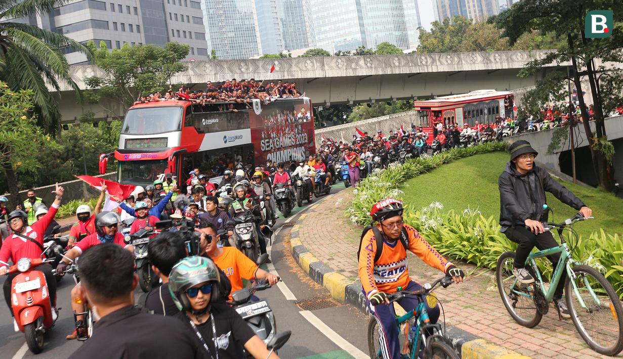 Bus yang ditumpangi Timnas Indonesia U-22 melewati Jembatan Semanggi saat pawai kontingen Indonesia untuk SEA Games 2023 yang bertajuk Kira87uara yang berlangsung di Jakarta, Jumat (19/05/2023). (Bola.com/Bagaskara Lazuardi)
