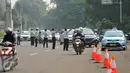 Petugas mengatur lalu lintas pada saat uji emisi di pintu satu Gelora Bung Karno, Jakarta, Selasa (17/5). Pemkot Administrasi Jakpus melakukan uji emisi kendaraan selama tiga hari untuk mengevaluasi kualitas udara perkotaan. (Liputan6.com/Gempur M Surya)