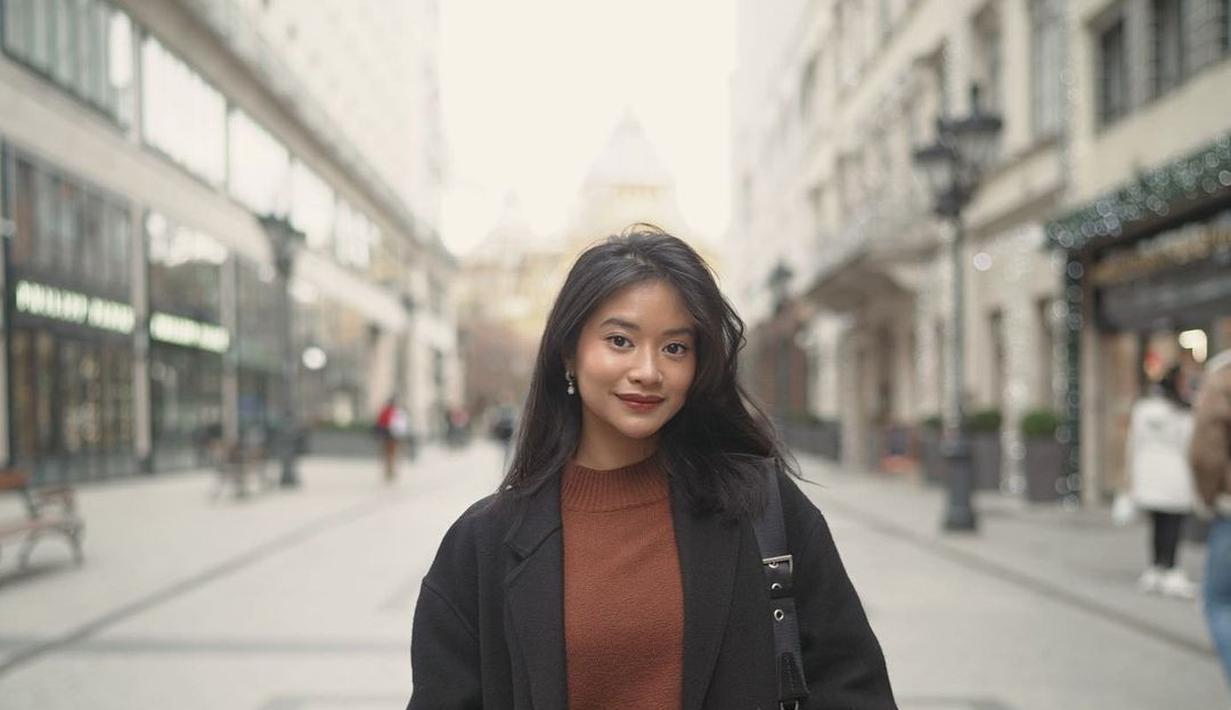 Adira sedang berlibur ke Hungaria bersama beberapa anggota keluarganya. Tanpa ketinggalan, style yang on point selalu Adira gunakan pada setiap kesempatan berliburannya. Di sosial media ia pun menjadi idola dengan memiliki lebih dari 120ribu pengikut di Instagram. (Instagram/adirakania)