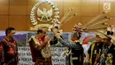 Wakil Ketua DPD Nono Sampono (kedua kiri) menerima pakaian adat untuk prajurit dari Tokoh Adat Dayak di Kompleks Parlemen Senayan, Jakarta, Selasa (19/9). (Liputan6.com/Johan Tallo)