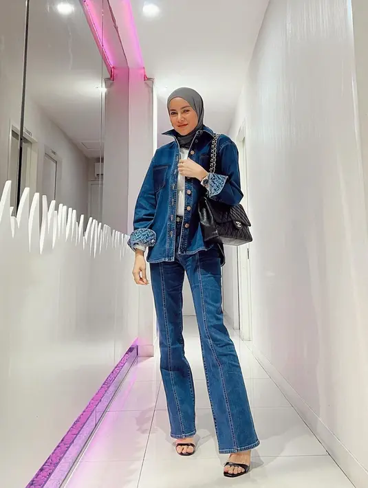 Padanan denim on denim selalu kece. Padukan jaket jeans dengan celana jeans cutbray seperti Olla Ramlan ini. @ollaramlan.