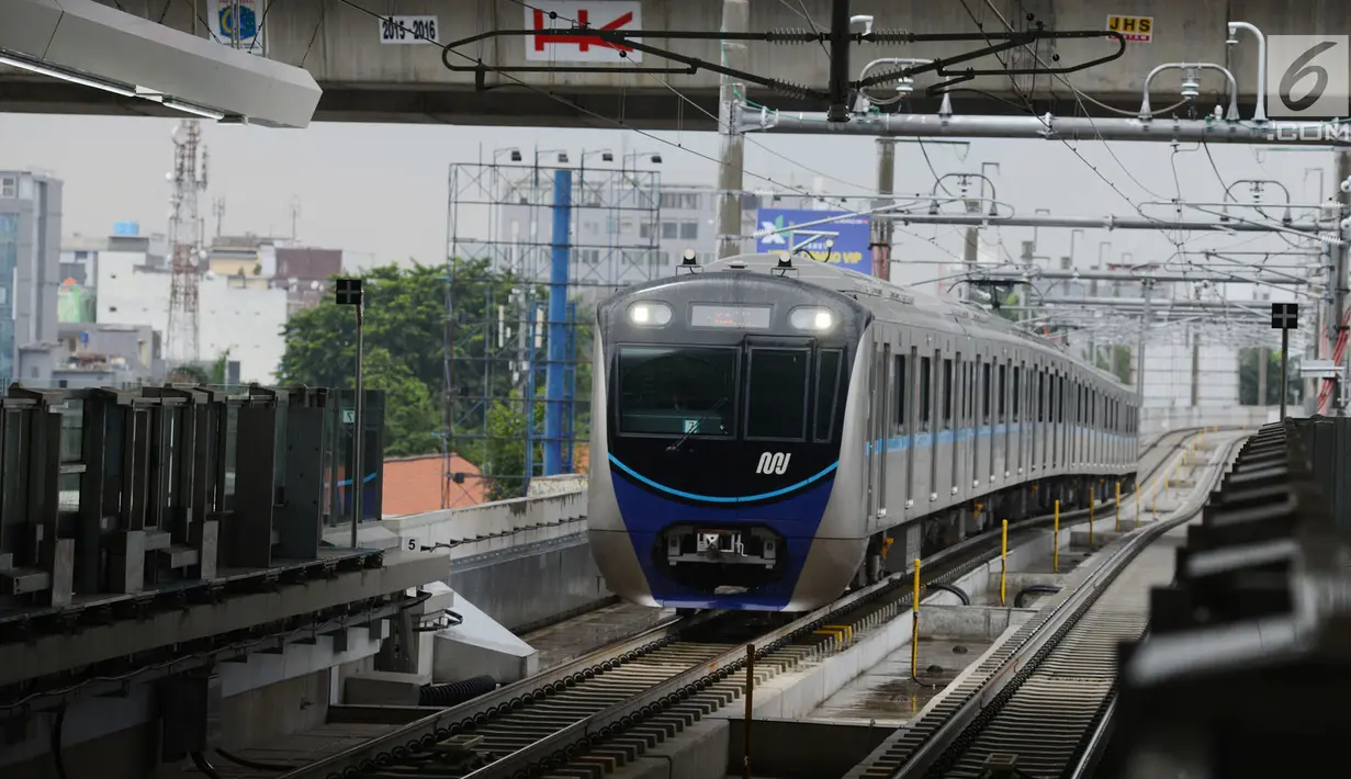 Mass Rapid Transit (MRT) saat tengah beroperasi di Jakarta, Selasa (12/3). Masyarakat yang ingin mencoba MRT Jakarta bisa mendaftar melalui website ayocobamrt.com atau‎ jakartamrt.co.id. (merdeka.com/Imam Buhori)