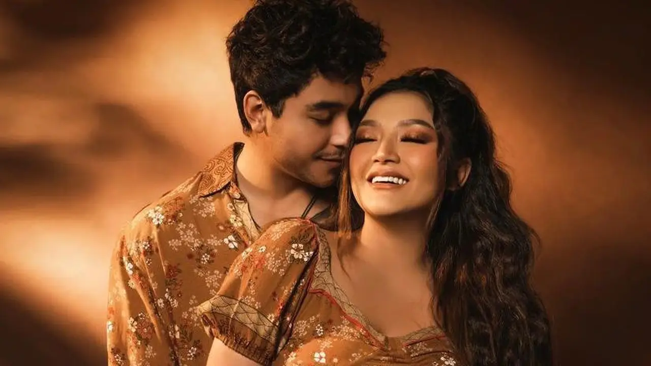 7 Gaya Maternity Shoot Siti Badriah dan Krisjiana, Memesona dengan Konsep Bohemian