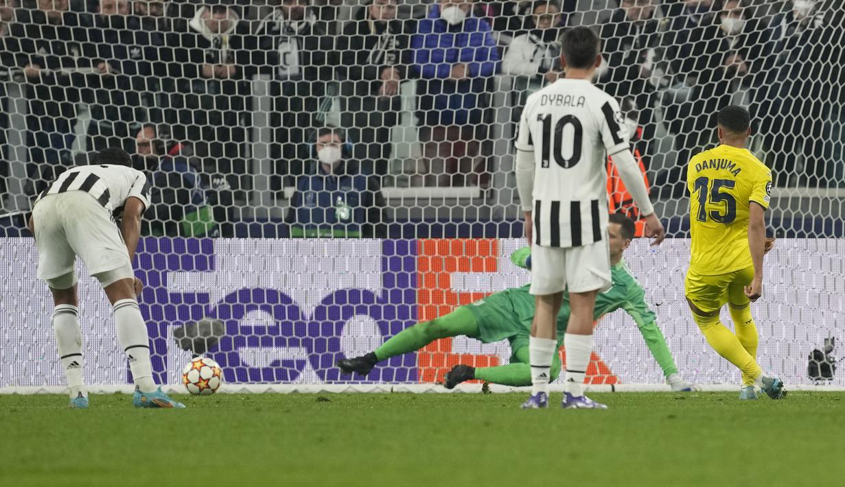 Pemain Villarreal, Arnaut Danjuma mencetak gol melalui tendangan penalti ke gawang Juventus pada pertandingan leg kedua babak 16 besar Liga Champions di stadion Allianz di Turin, Italia, Kamis (17/3/2022).  Dengan hasil ini, Villarreal berhak lolos ke babak perempat final Liga Champions. (AP Photo/A