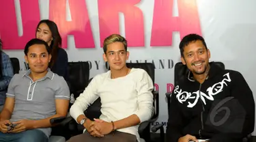 Tanta Ginting , Adipati Dolken dan Tora Sudiro menghadiri acara syukuran film '3 Dara' di kawasan Kebon Jeruk, Jakarta, Rabu (6/5/2015). Film ‘3 Dara’ menceritakan tentang tiga orang lelaki yang terkena kutuk menjadi feminim. (Liputan6.com/Faisal R Syam)