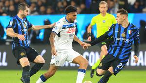 Gelandang Atalanta asal Brasil, Ederson, dijaga oleh gelandang Inter Milan asal Armenia, Henrikh Mkhitaryan, dan gelandang Inter Milan asal Albania, Kristjan Asllani selama pertandingan sepak bola semifinal Piala Super Italia antara Inter Milan dan Atalanta di Taman Al-Awwal di Riyadh pada 2 Januari 2025.Fayez NURELDINE / AFP