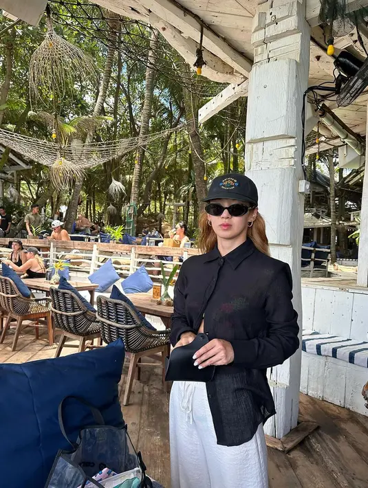 Momen lain memperlihatkan Hyoyeon tampil dengan padu padan yang chic banget. Ia memadukan kemeja panjang hitamnya dengan long pants putih. Penampilannya dipermanis dengan topi dan kacamata hitam. [@hyoyeon_x_x]