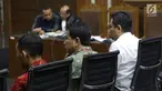 Anggota Komisi III DPR, Aziz Syamsuddin (tengah) bersama terdakwa dugaan suap proyek Bakamla, Fayakhun Andriadi menjadi saksi sidang lanjutan dugaan korupsi pengadaan e-KTPdi Pengadilan Tipikor, Jakarta, Selasa (2/10). (Liputan6.com/Helmi Fithriansyah)