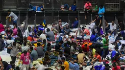 Orang-orang Bangladesh menunggu dalam antrean untuk mendapatkan tiket  mudik lebaran di Stasiun Kereta Kamalapur, Dhaka, Kamis (23/5/2019). Sama halnya dengan Indonesia, mudik menjelang Lebaran merupakan salah satu tradisi terbesar tahunan di Bangladesh. (MUNIR UZ ZAMAN/AFP)