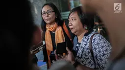 Antarini Arna dan Anis Hidayah, warga yang tergabung dalam Aliansi Warga Cinta Depok, memberikan keterangan di kantor Ombudsman RI, Jakarta, Jumat (26/7/2019). Warga Depok datang mengadu ke Ombudsman perihal pemisahan lahan parkir untuk laki-laki dan perempuan. (Liputan6.com/Faizal Fanani)
